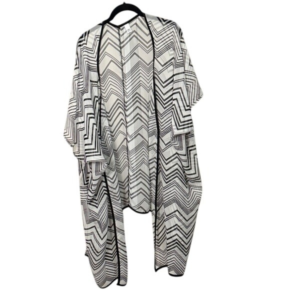 Cato One Size Kimono Cover‎ Up Black and White Chevron Pattern